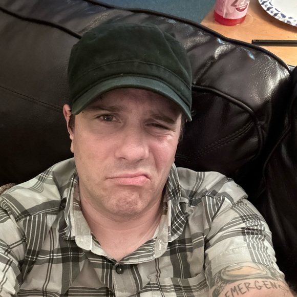 Green Hanger ATL - Come Check Out Our Stuff - Picture 7 of 7